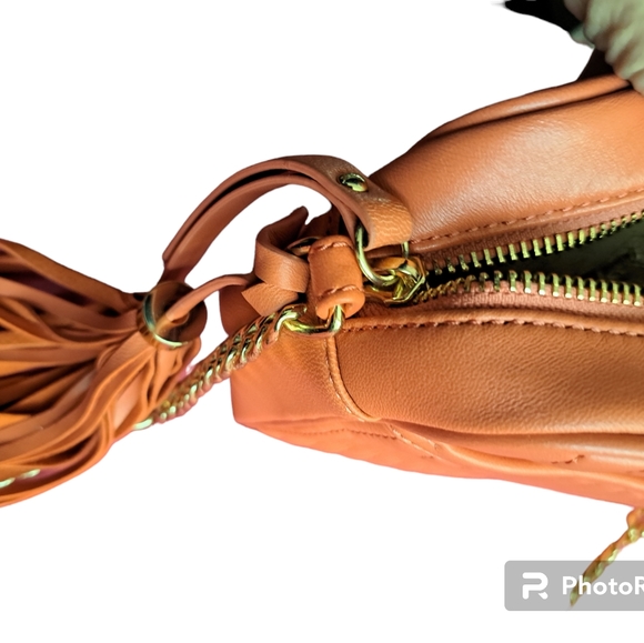 Brand new and without tags Isaac Mizhari purse with tassle and partial chain str - Picture 2 of 13